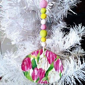 HAND CRAFTED SPRING/EASTER FLORAL TULIPS BEADED WOOD ORNAMENT/TIERED TRAY DECOR